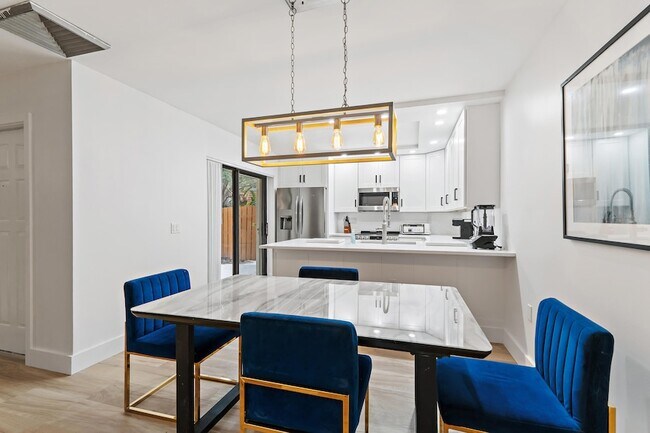 Building Photo - 3052 30th Ct