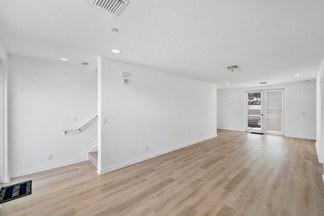 Building Photo - LARGE 3-bed, 3-bath townhome with 2-car ga...