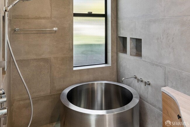 Building Photo - 1435 Lakeview Dr