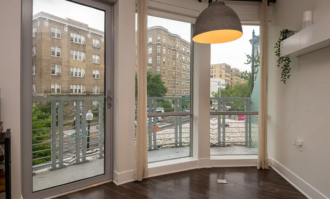 Building Photo - Stunning 2 BR/2 BA Condo in Adams Morgan! ...