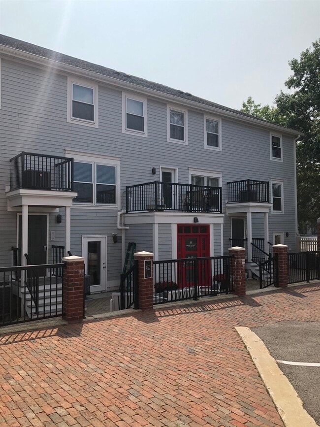 Building Photo - 59 Deer St