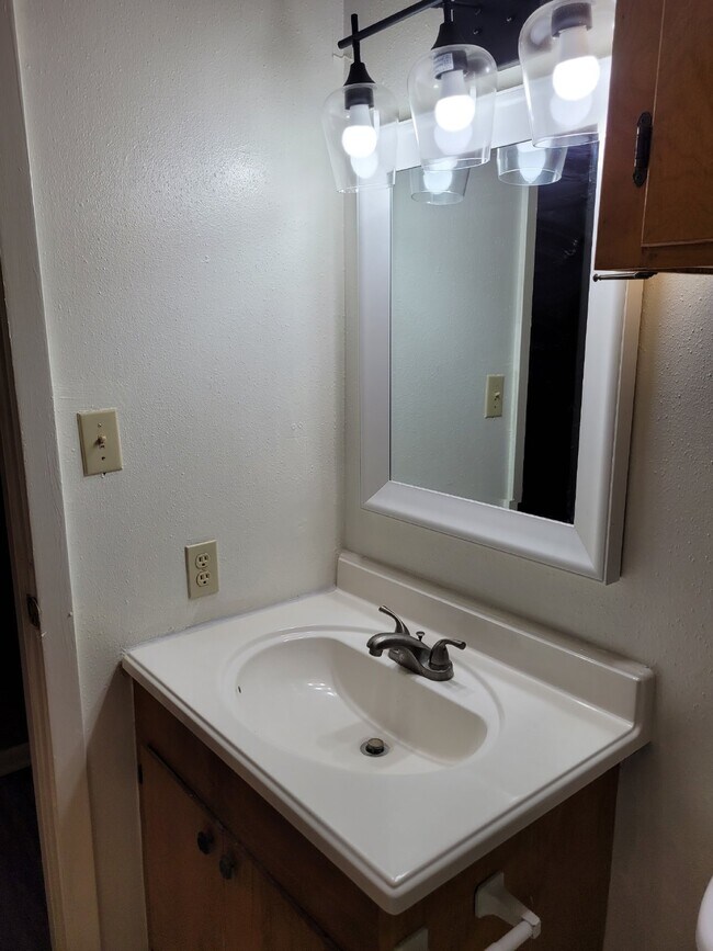 Building Photo - 2 bed / 1 bath apartment