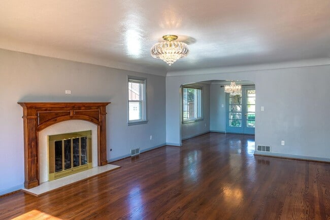 Building Photo - Spacious 4 Bedroom on Upriver Drive