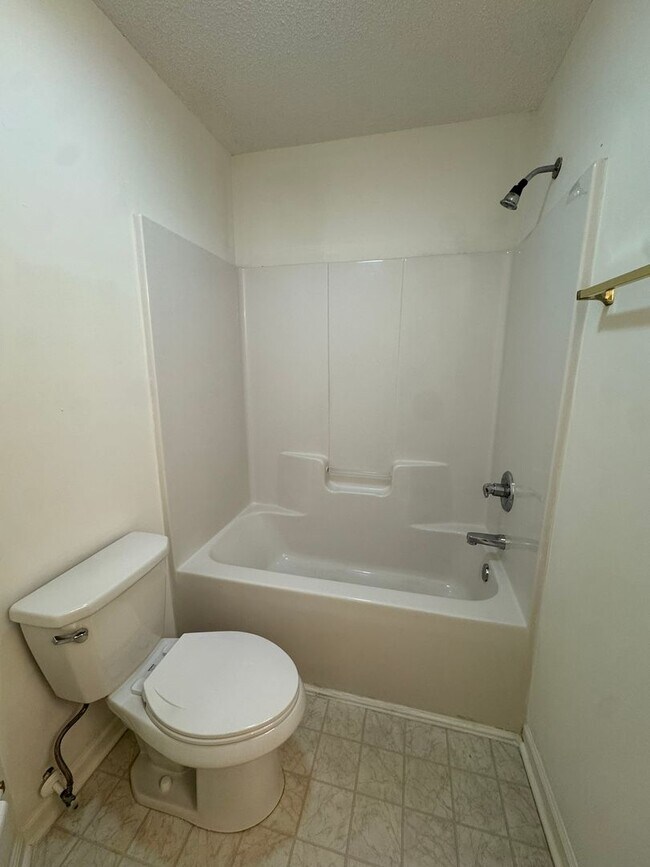 Building Photo - 147 Springwood Ln