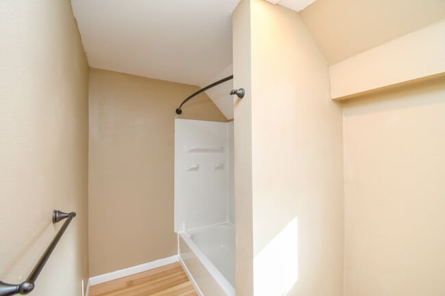 Building Photo - 817 W 12th St