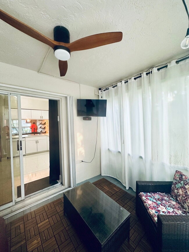Building Photo - 7821 Sanibel Dr