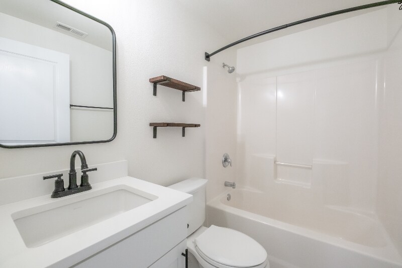 Building Photo - 918 NE Oakmont Loop