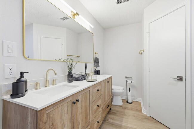 Building Photo - 2 St Charles Pl