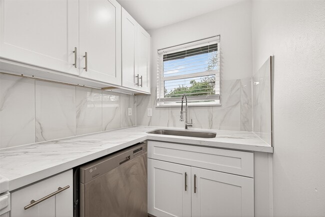 Building Photo - 6615 W Montgomery Rd