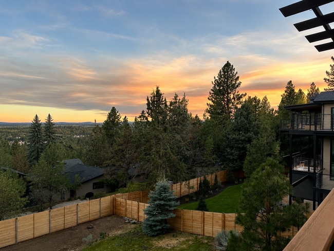Building Photo - Light-Filled Bend Split-Level with Mountain Views & Flexible Space
