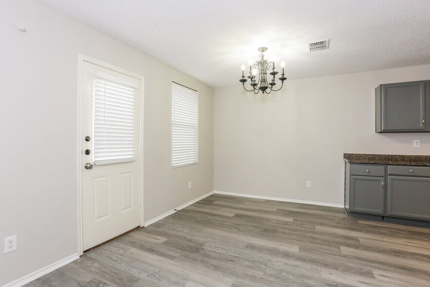 Building Photo - 321 Daisy Ln