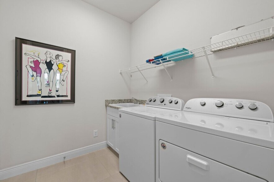 Building Photo - 8897 Redonda Dr
