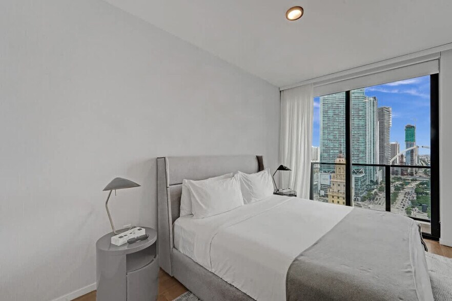 Building Photo - 398 NE 5th St