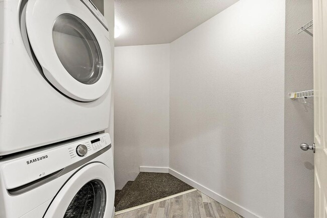Building Photo - Charming 2 Bed Condo in DuPont | Fresh Pai...