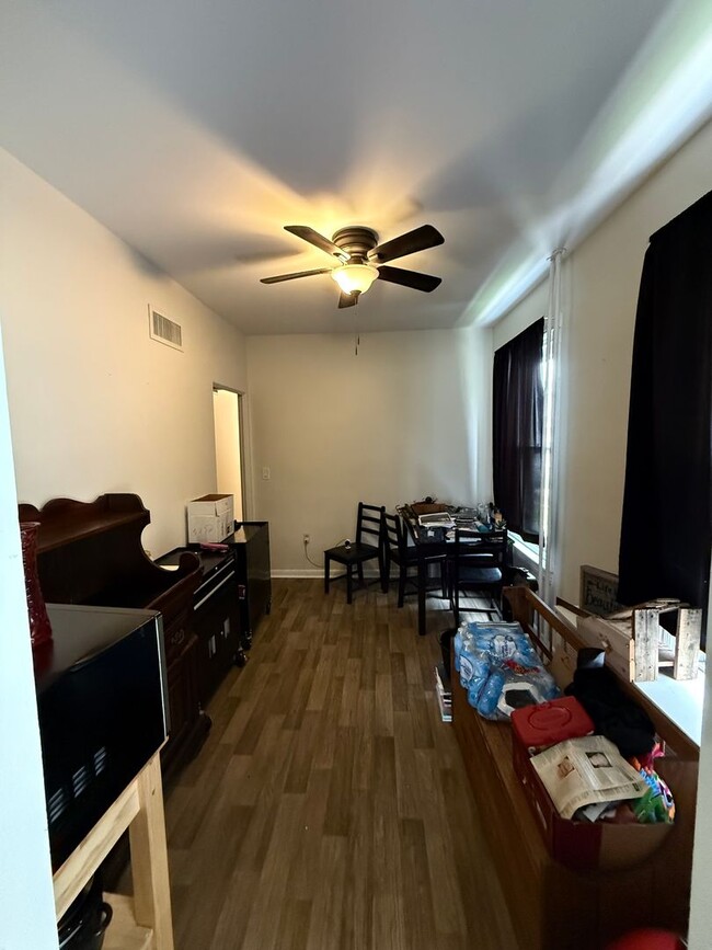 Building Photo - 425 Elm St
