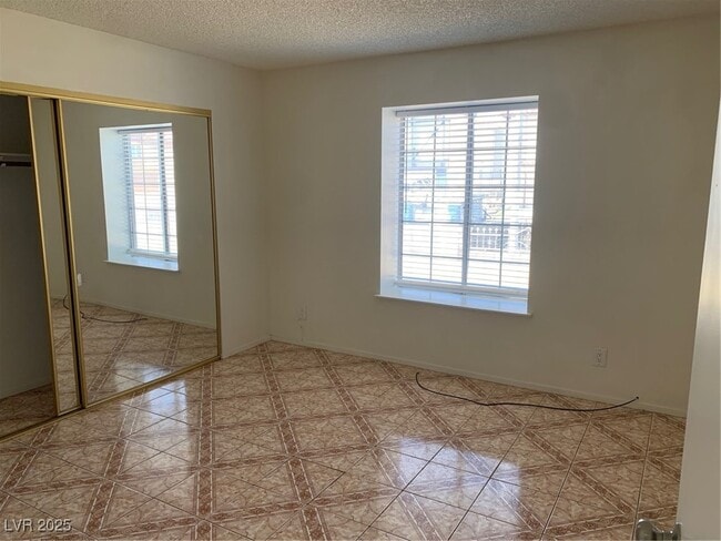 Building Photo - 716 Round Table Dr