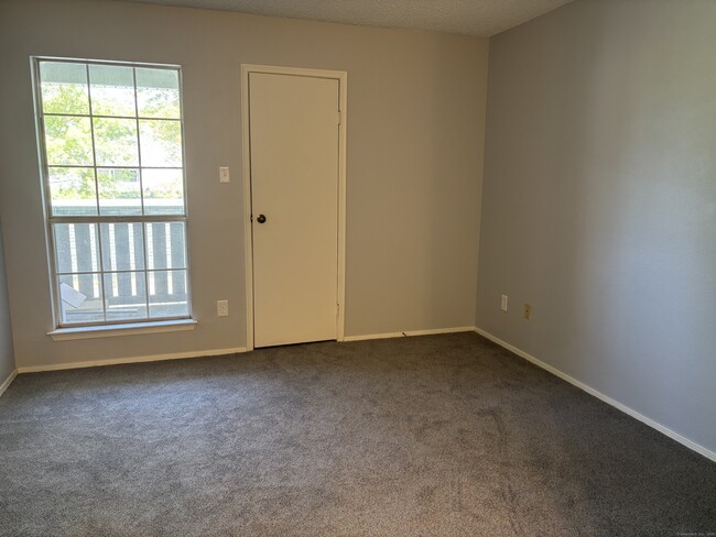 Building Photo - 110 Leafwood Ln