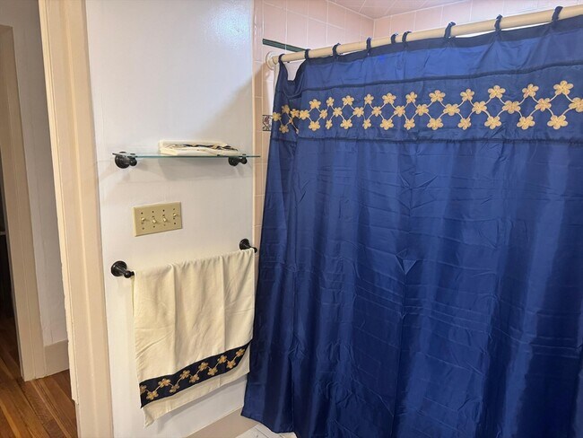 Building Photo - 367 Maple St