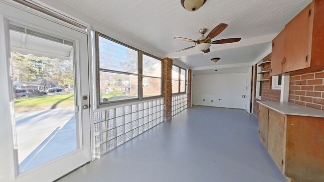 Building Photo - SUPER CUTE DUPLEX UNIT