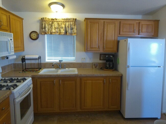 Building Photo - WInter Rental Oct to April 2026