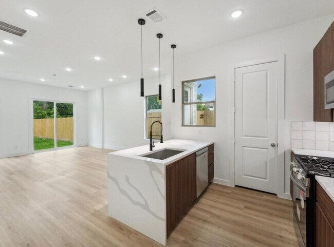 Building Photo - 7418 Maxroy St