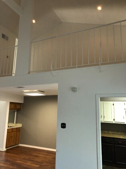 Building Photo - 526 Oakridge Dr