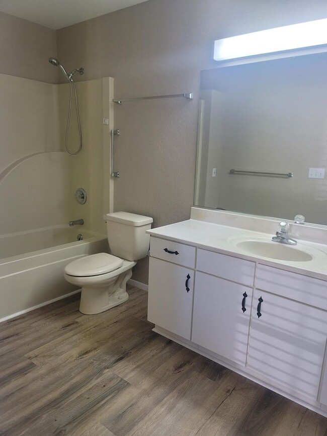 Building Photo - 2 Bedroom Sawmill Cove Unti Contact Proper...