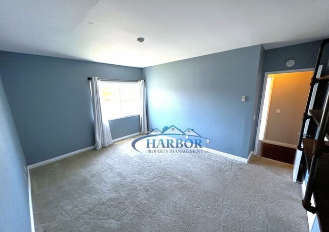 Building Photo - Charming 2-Bed 2-Bath with Private Deck & ...