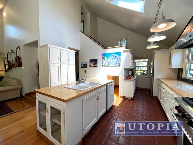 Building Photo - Beautiful, custom finished home in Aptos, ...