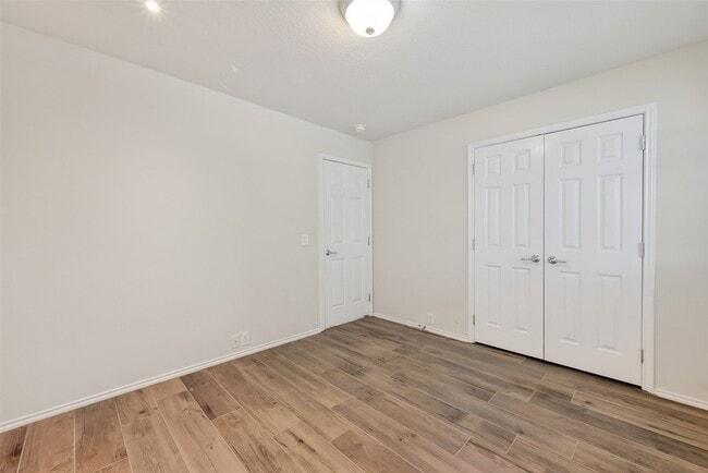 Building Photo - 827 Honeysuckle Vine Dr