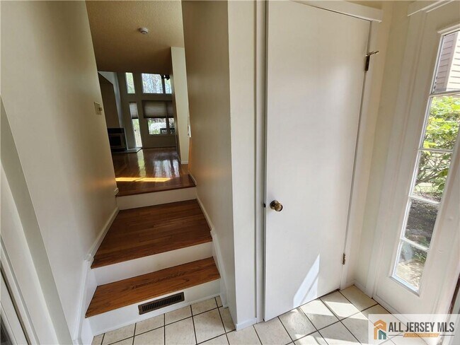 Building Photo - 254 Sayre Dr