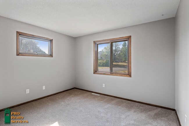 Building Photo - 4 Bedroom Home in Eagan