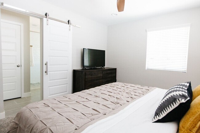 Building Photo - Spacious & beautiful home in Scottsdale wi...