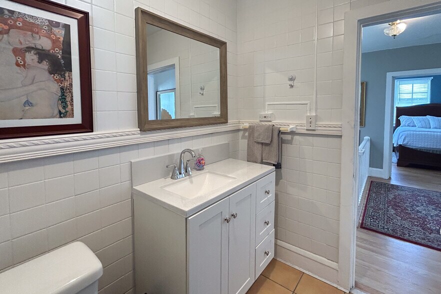 Building Photo - 321 11th St