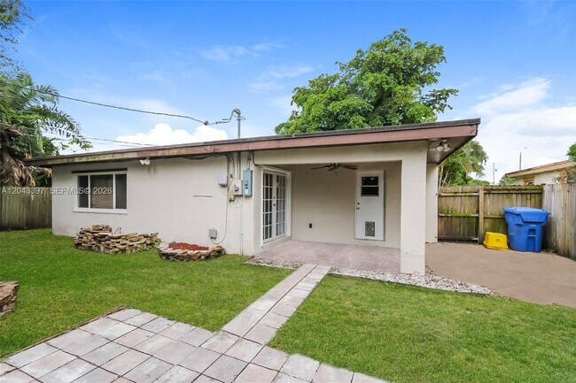 Building Photo - 11823 Dahlia Dr