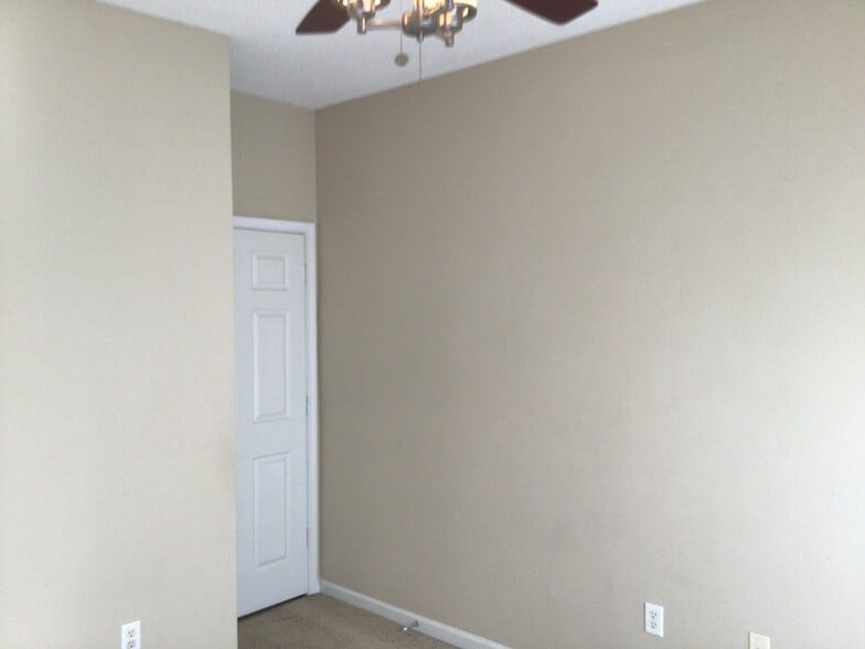 Building Photo - 121 Caribbean Village Dr
