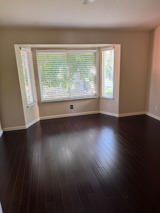 Building Photo - Gorgeous 3 Bedroom, 2 1/2 Bathroom Home in Perfect Brentwood Location