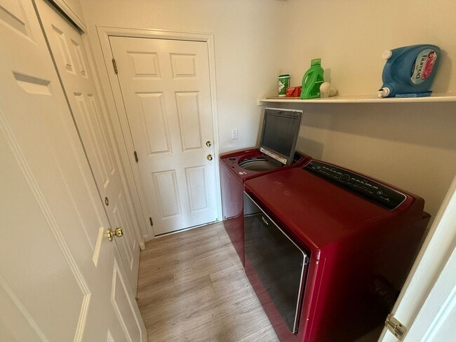 Building Photo - Refreshed 3-Bedroom Home in Waterglen Neig...