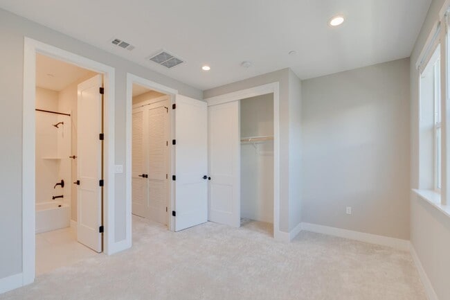 Building Photo - 1416 Venice Ter