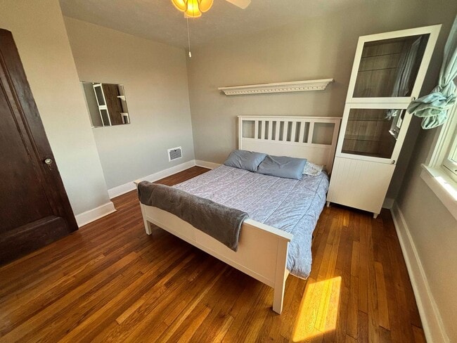 Building Photo - 3 Bedroom Home - Brookline!
