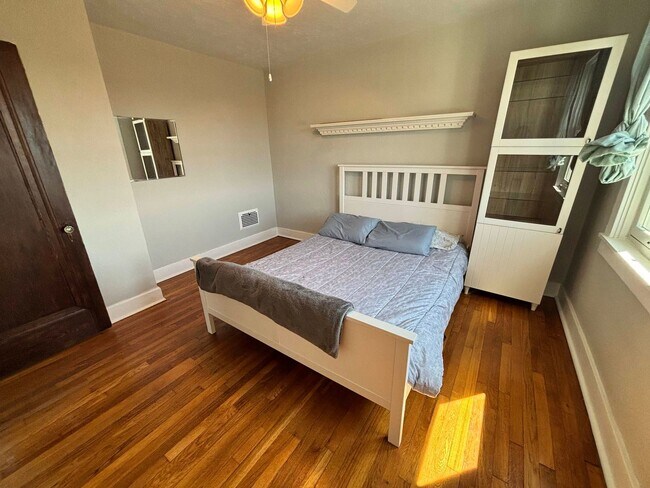 Building Photo - 3 Bedroom Home - Pittsburgh!