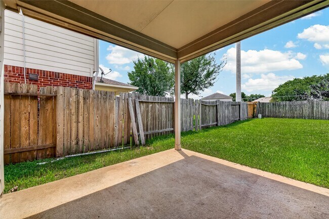 Building Photo - 26339 Richwood Oaks Dr