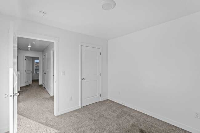 Building Photo - Comfortable and Spacious 4-Bedroom Townhom...