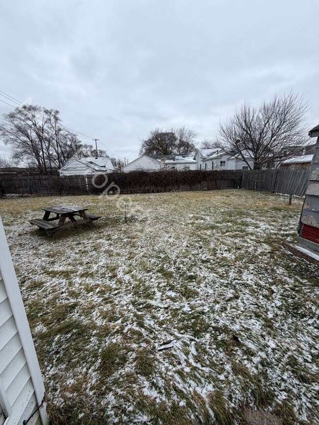 Building Photo - Adorable 2 Bedroom Home with 2nd Level and a Garage!!