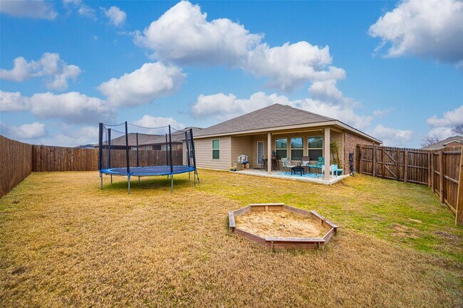 Building Photo - 904 Saddle Horn Way