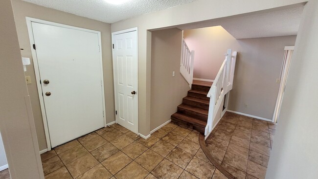 Building Photo - NOW AVAILABLE! 2 Bedroom back house in His...