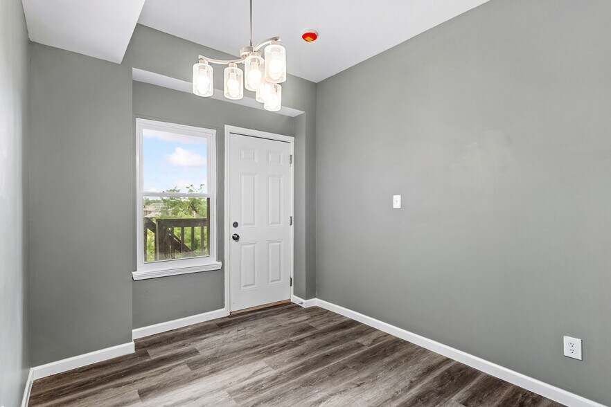 Building Photo - 5582 Pershing Ave