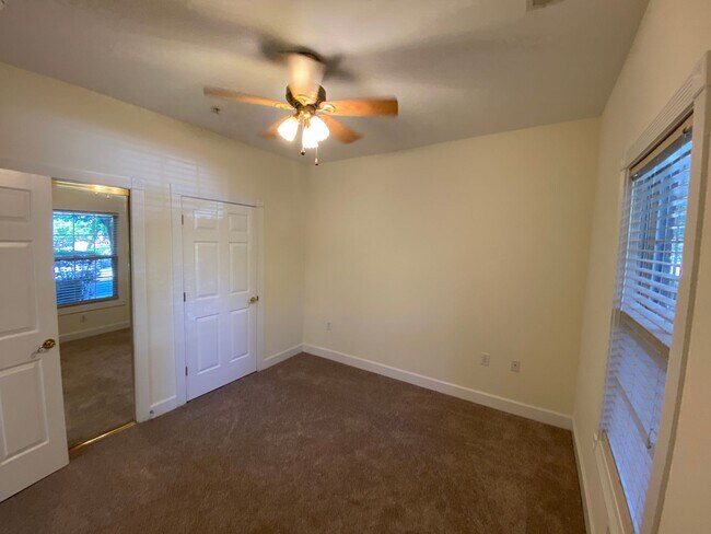 Building Photo - Pristine move in ready Condo located in He...