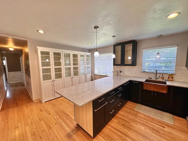 Building Photo - Spacious Home in the heart of Denver's cov...