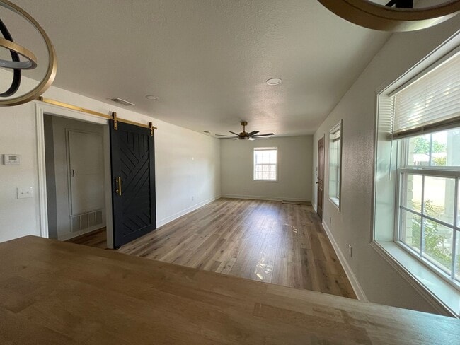 Building Photo - Fresh-Start Haven – Move-In Ready 3-Bed Gem!